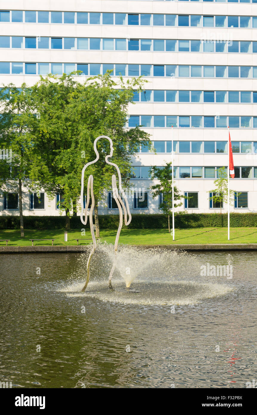 GRONINGEN, Pays-Bas - le 22 août 2015 : la sculpture moderne sur le campus de l'université de Groningue. L'université compte environ 235,5 Banque D'Images