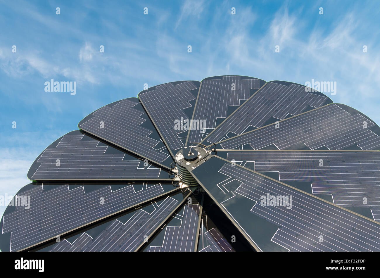 GRONINGEN, Pays-Bas - le 22 août 2015 : Smart capteur solaire pliable fleur sur l'université de Groningen. Le débit à puce Banque D'Images