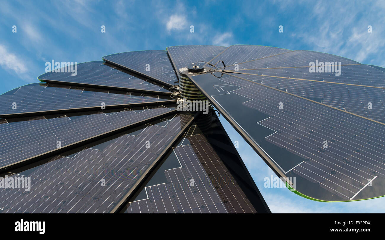 GRONINGEN, Pays-Bas - le 22 août 2015 : Smart capteur solaire pliable fleur sur l'université de Groningen. Le débit à puce Banque D'Images