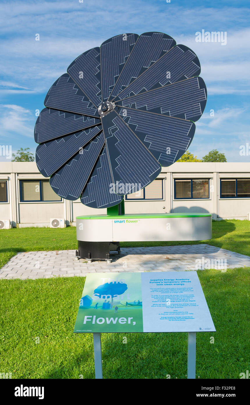 GRONINGEN, Pays-Bas - le 22 août 2015 : Smart capteur solaire pliable fleur sur l'université de Groningen. Le débit à puce Banque D'Images