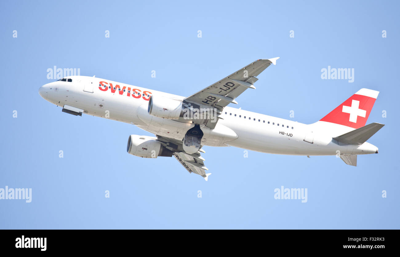 Swiss International Air Lines Airbus A320 HB-mai décollant de l'aéroport Londres Heathrow LHR Banque D'Images