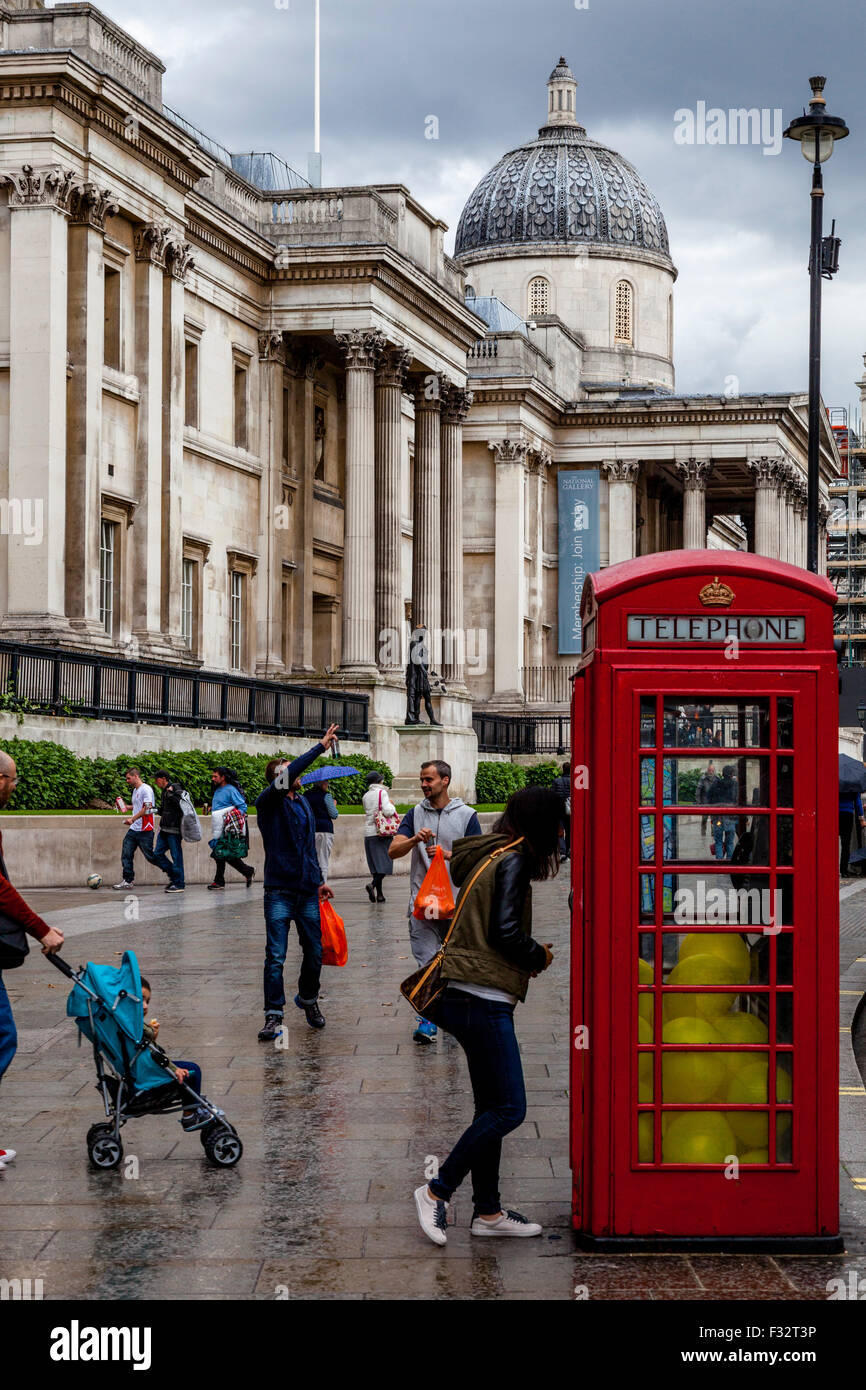 Une boîte de téléphone rouge traditionnel à l'extérieur de la National Gallery, London, UK Banque D'Images