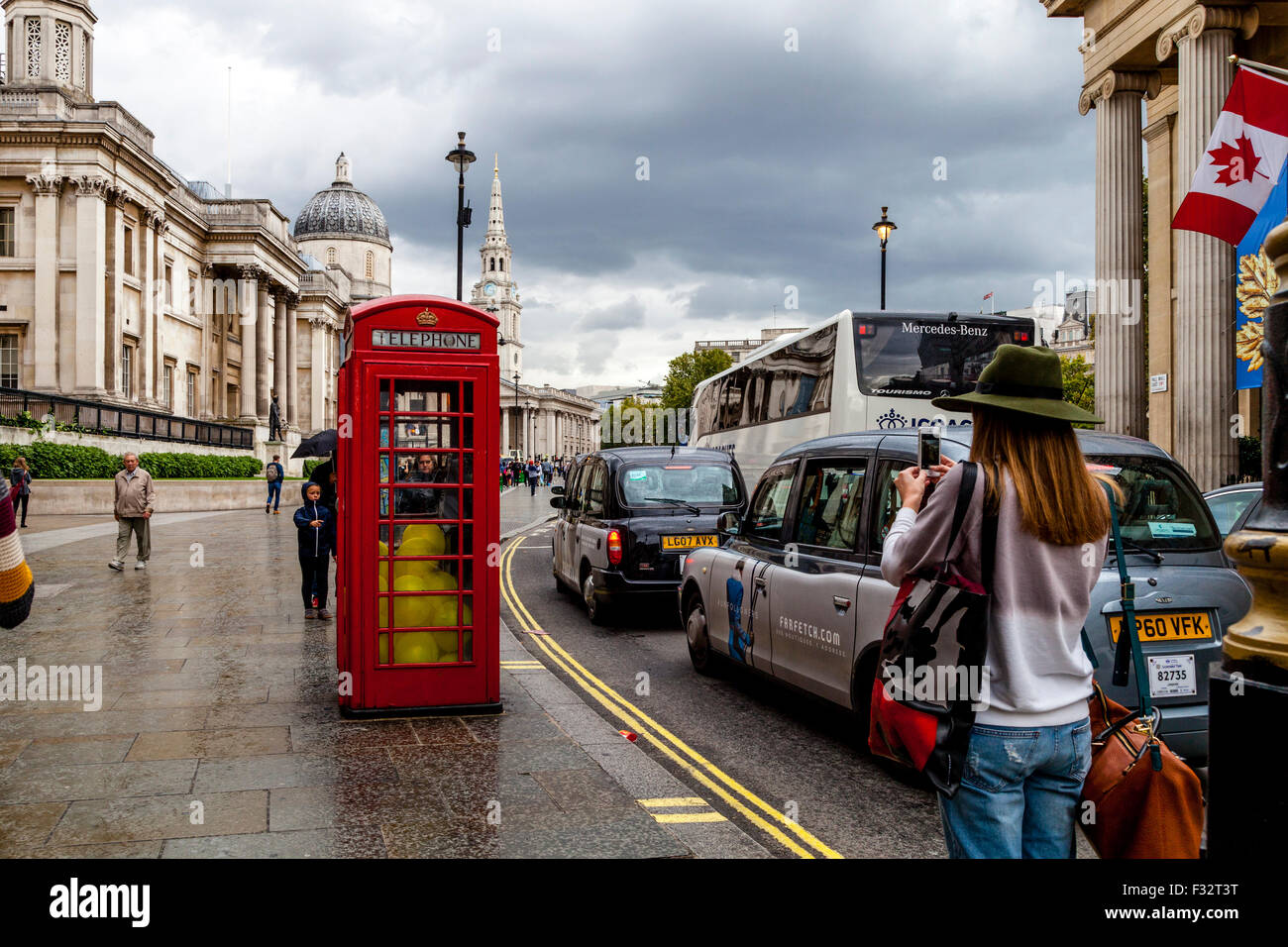 Une boîte de téléphone rouge traditionnel à l'extérieur de la National Gallery, London, UK Banque D'Images