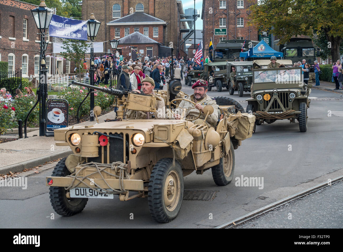 Défilé de véhicules militaires d'époque WW2 1940 Salute to the 40s Chatham Dockyard Banque D'Images