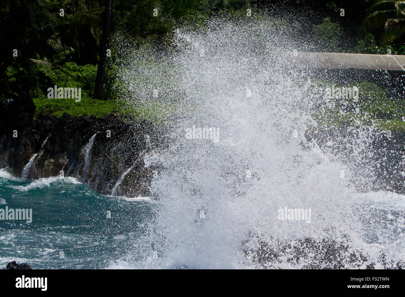 Vagues se briser contre les rochers le long du rivage à Keanae Peninsula, juste à côté de l'Autoroute, Hana Maui, Hawaii en août Banque D'Images