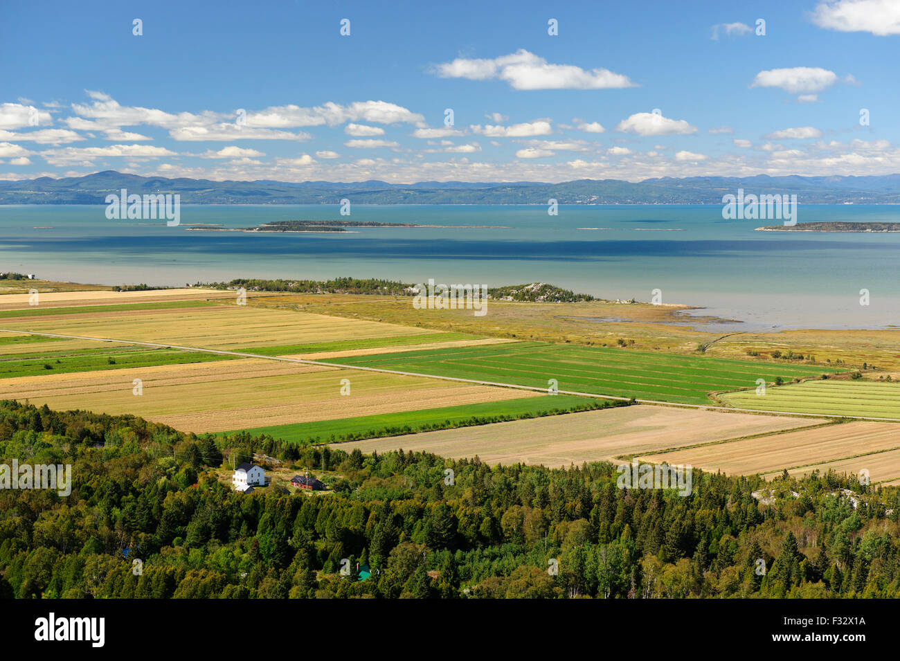 Magnifique panorama sur le fleuve Saint-Laurent, repris de la Cabouron Trail, dans la région de Kamouraska, Québec. Banque D'Images