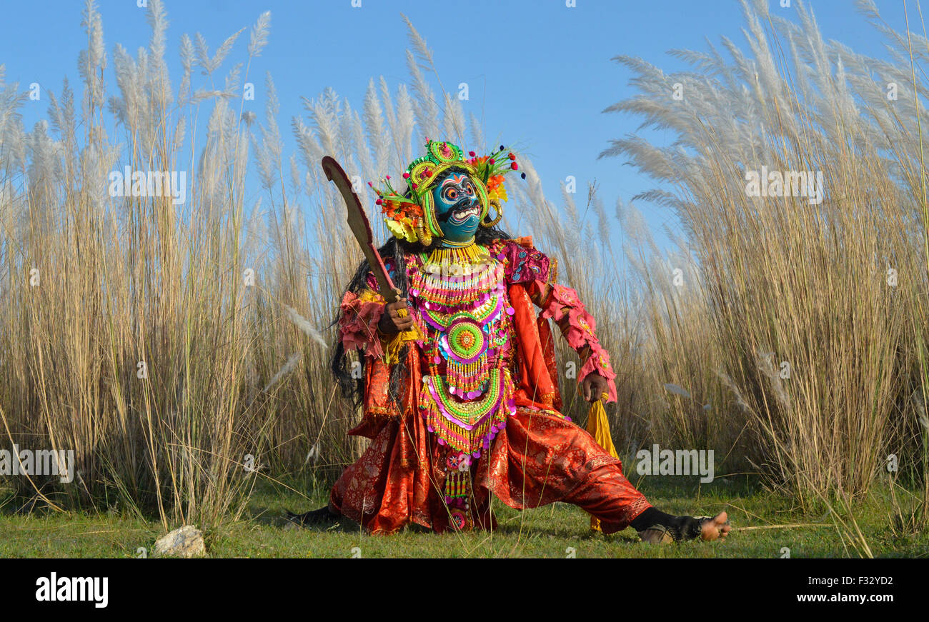 Chhau traditionnelle indienne dancer une loi mythologique au cours de l'automne à Ajodhya Hill. Dès le plus jeune âge, la danse Chhau occupe une place importante dans la tradition de danse de l'ouest du Bengale, tandis que les visages de la danse Chhau sont couverts de masques différents personnages mythiques, les expressions de la forme sont indiquées par des mouvements des mains et des pieds. Sauts énergiques, houblon et autres mouvements énergiques des danseurs donnent le ton de Chhau. La danse Chhau est un genre d'Indian tribal danse martiale qui est populaire dans l'Est de l'Inde. (Photo par Tanmoy Bhaduri/Pacific Press) Banque D'Images