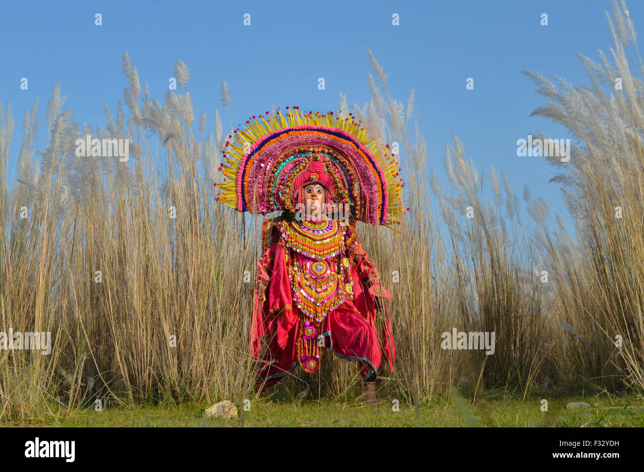 Chhau traditionnelle indienne dancer une loi mythologique au cours de l'automne à Ajodhya Hill. Dès le plus jeune âge, la danse Chhau occupe une place importante dans la tradition de danse de l'ouest du Bengale, tandis que les visages de la danse Chhau sont couverts de masques différents personnages mythiques, les expressions de la forme sont indiquées par des mouvements des mains et des pieds. Sauts énergiques, houblon et autres mouvements énergiques des danseurs donnent le ton de Chhau. La danse Chhau est un genre d'Indian tribal danse martiale qui est populaire dans l'Est de l'Inde. (Photo par Tanmoy Bhaduri/Pacific Press) Banque D'Images