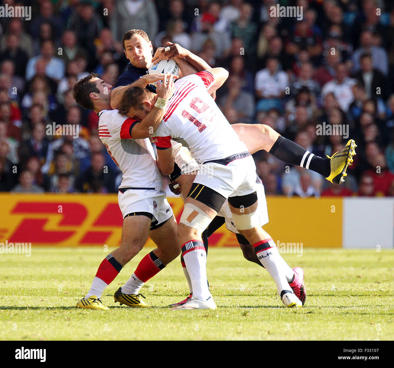 Leeds, UK. 27 Sep, 2015. 27 SEPT : Ecosse de Tim Visser est abordé par United States of America's Seamus Kelly (à gauche) et Cam Dolan durant la Coupe du Monde de Rugby 2015 match entre l'Ecosse et les Etats-Unis étant tenue à Elland Road à Leeds. L'Écosse bat l'Italie 39-16.Crédit Photo : Andrew Patron/Zuma Newswire © Andrew Patron/ZUMA/Alamy Fil Live News Banque D'Images