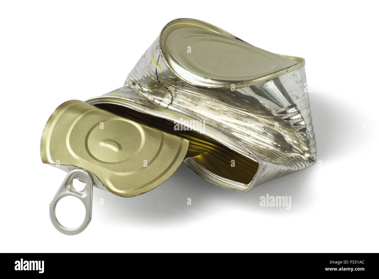 Boite métal froissé peut sur fond blanc Banque D'Images