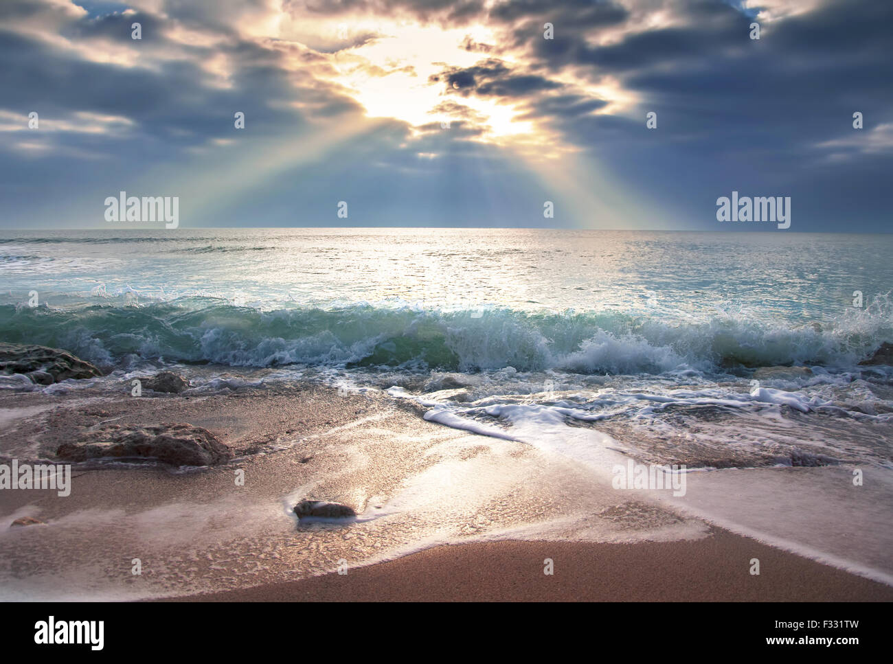 Beaux nuages sur la mer, le lever du soleil. Banque D'Images