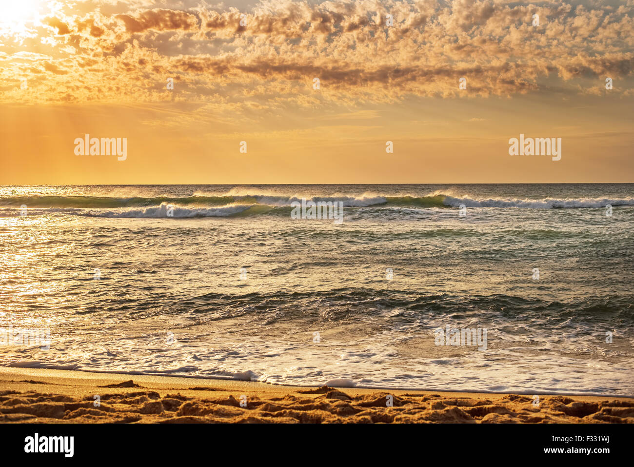 Lever de soleil sur la plage de la mer des Caraïbes. Banque D'Images