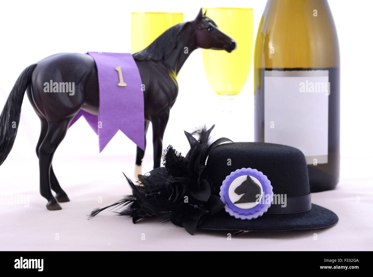 Les courses de chevaux Chers fine déjeuner table à manger avec petit fascinator hat noir, décorations et champagne. Banque D'Images