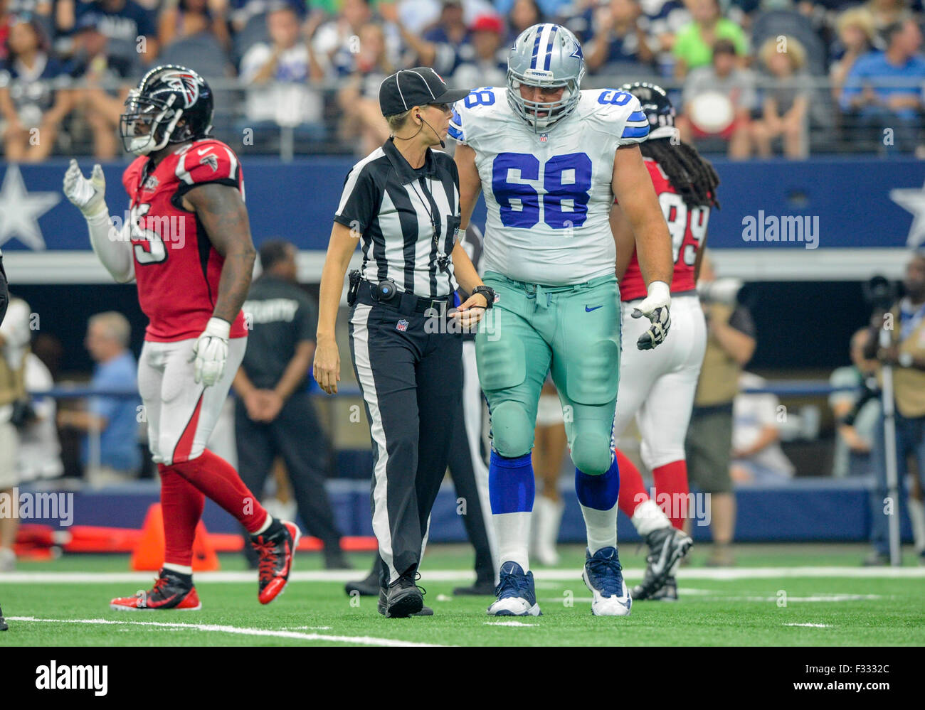 27 septembre 2015 : Le juge de ligne Sarah Thomas # 53 Dallas Cowboys parle avec Doug attaquer gratuitement # 68 lors d'un match de football américain NFL entre les Falcons d'Atlanta et les Dallas Cowboys à AT&T Stadium à Arlington, TX Dallas battu Atlanta 39-28 Albert Pena/CSM Banque D'Images