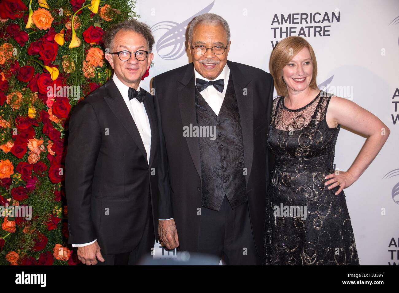 New York, NY, USA. 28 Sep, 2015. William Ivey Long, James Earl Jones, Heather Hitchens aux arrivées pour American Theatre Wing 2015 Gala annuel, l'hôtel Plaza, New York, NY Le 28 septembre 2015. Crédit : Steven Ferdman/Everett Collection/Alamy Live News Banque D'Images