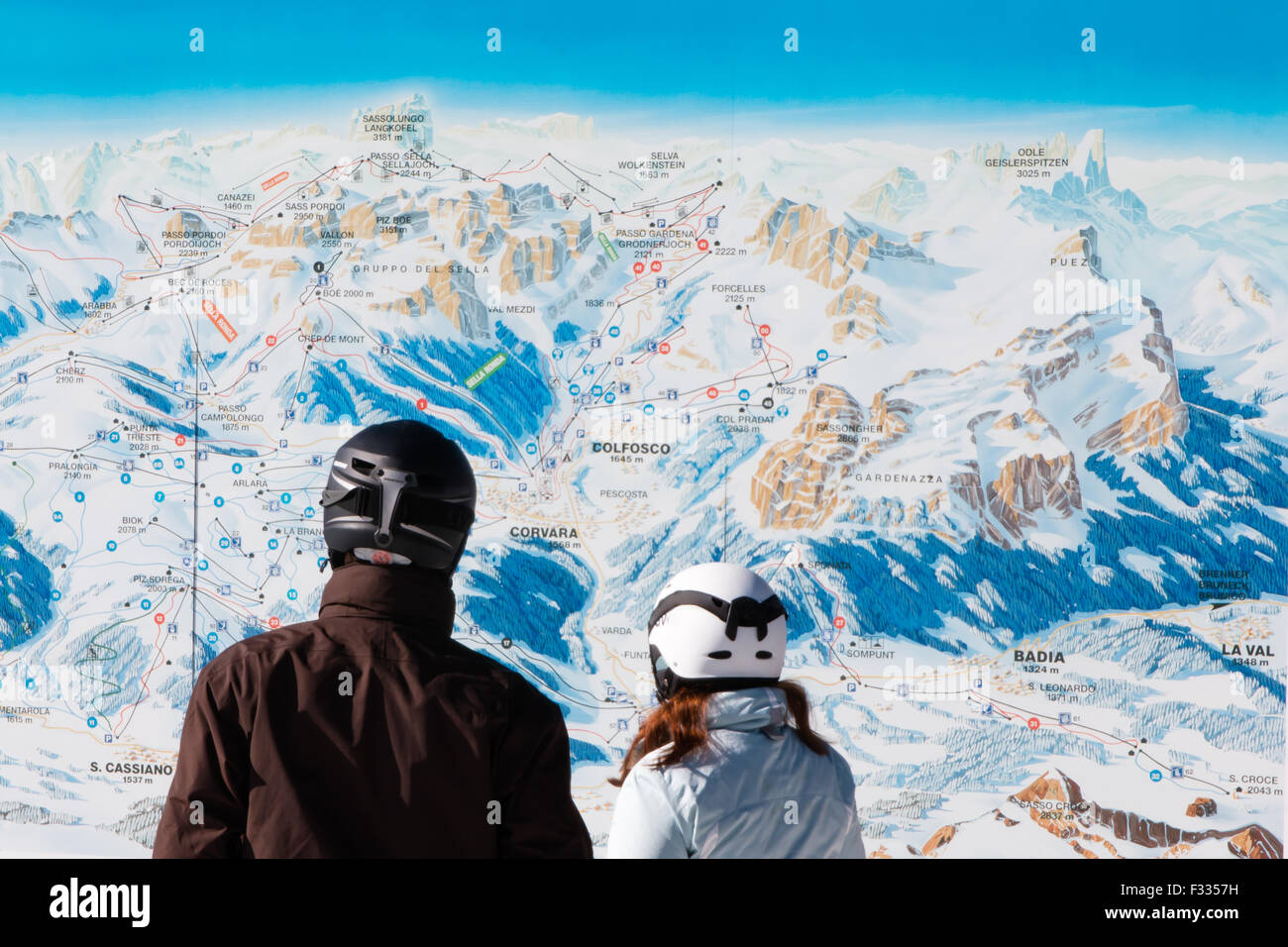 Les skieurs en avant du plan des pistes de ski avant Banque D'Images