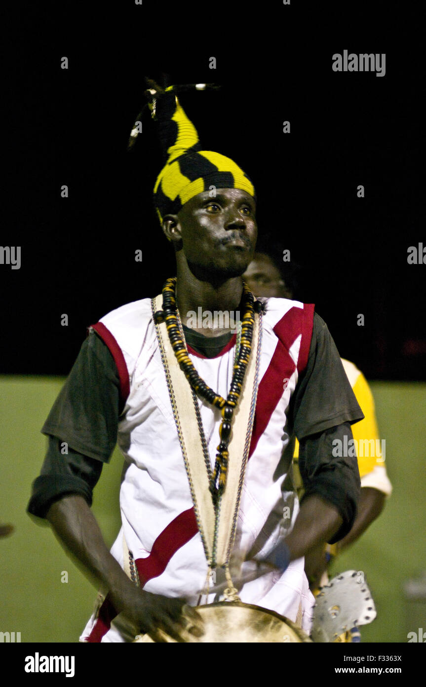 Djembé sénégalais de la musique et de danse au Cap Vert, l'Afrique Banque D'Images