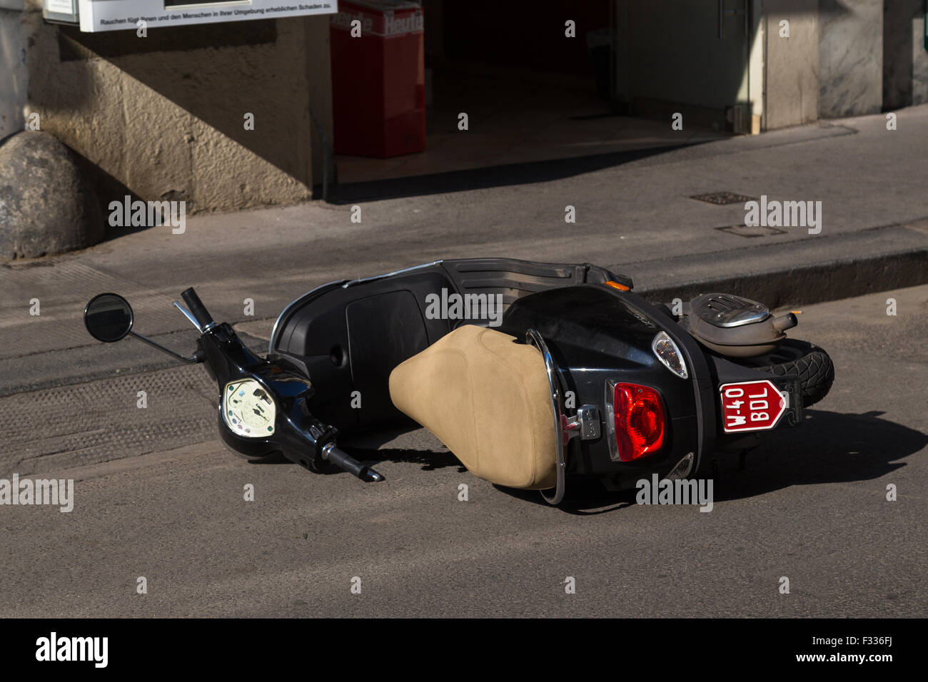 Vienne, AUTRICHE - 8e août 2015 : un scooter en stationnement qui a été renversé sur une rue de Vienne. Banque D'Images