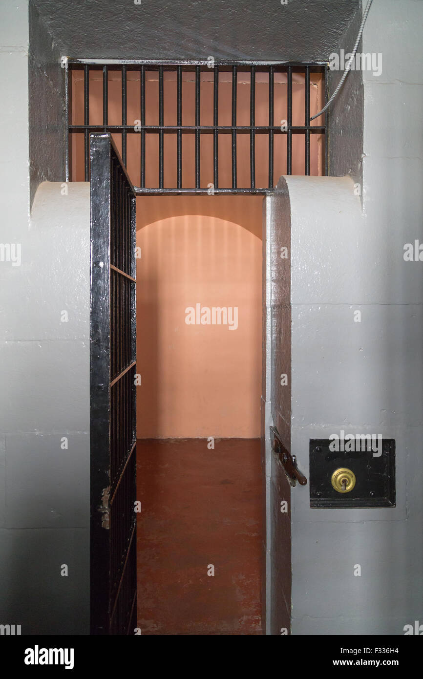 La porte d'une cellule de prison empy dans une prison. Banque D'Images