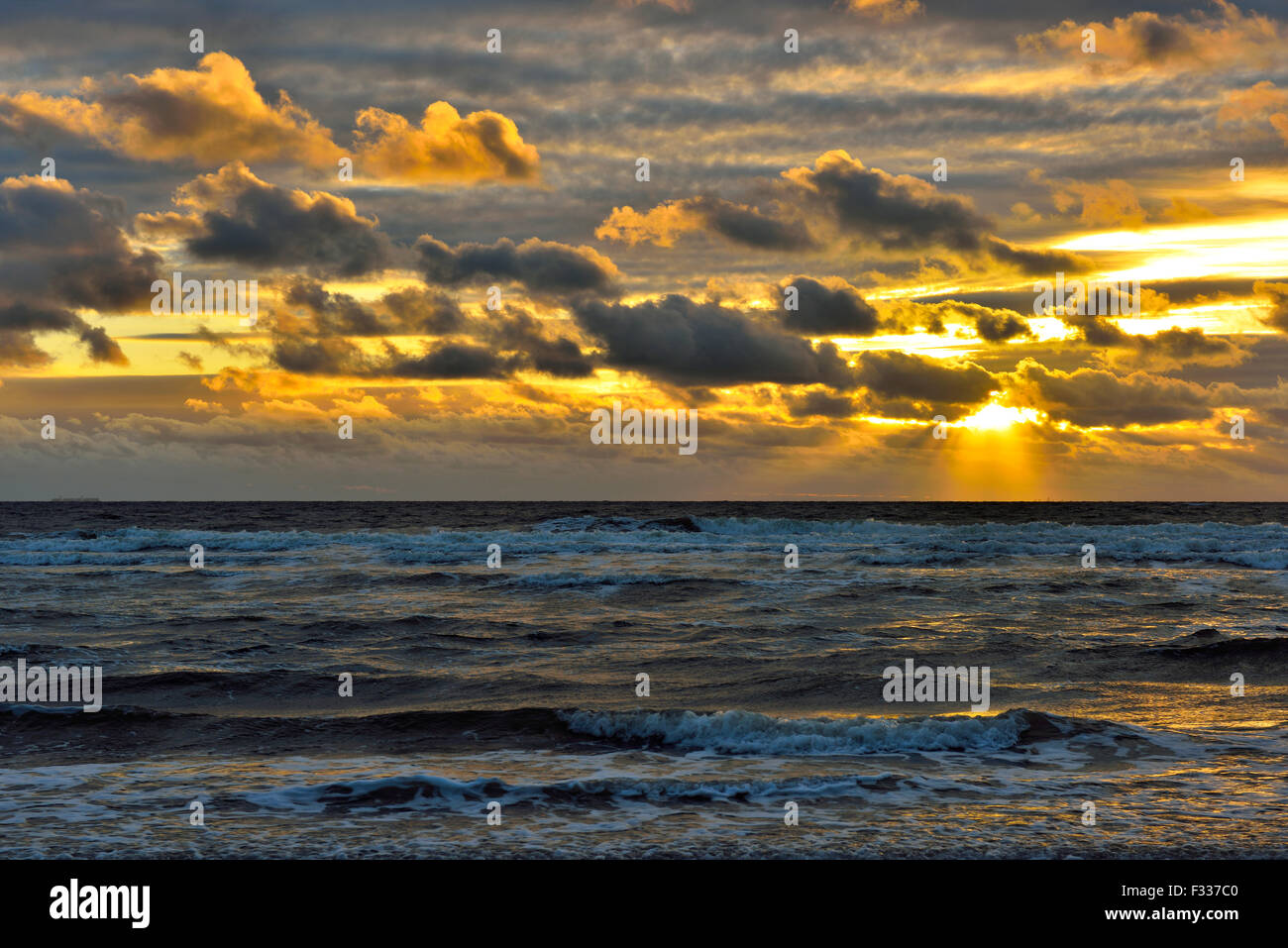 Coucher de soleil avec des nuages sur la plage, mer du Nord, Texel, à l'ouest de l'archipel Frison, Province de la Hollande du Nord, Pays-Bas Banque D'Images