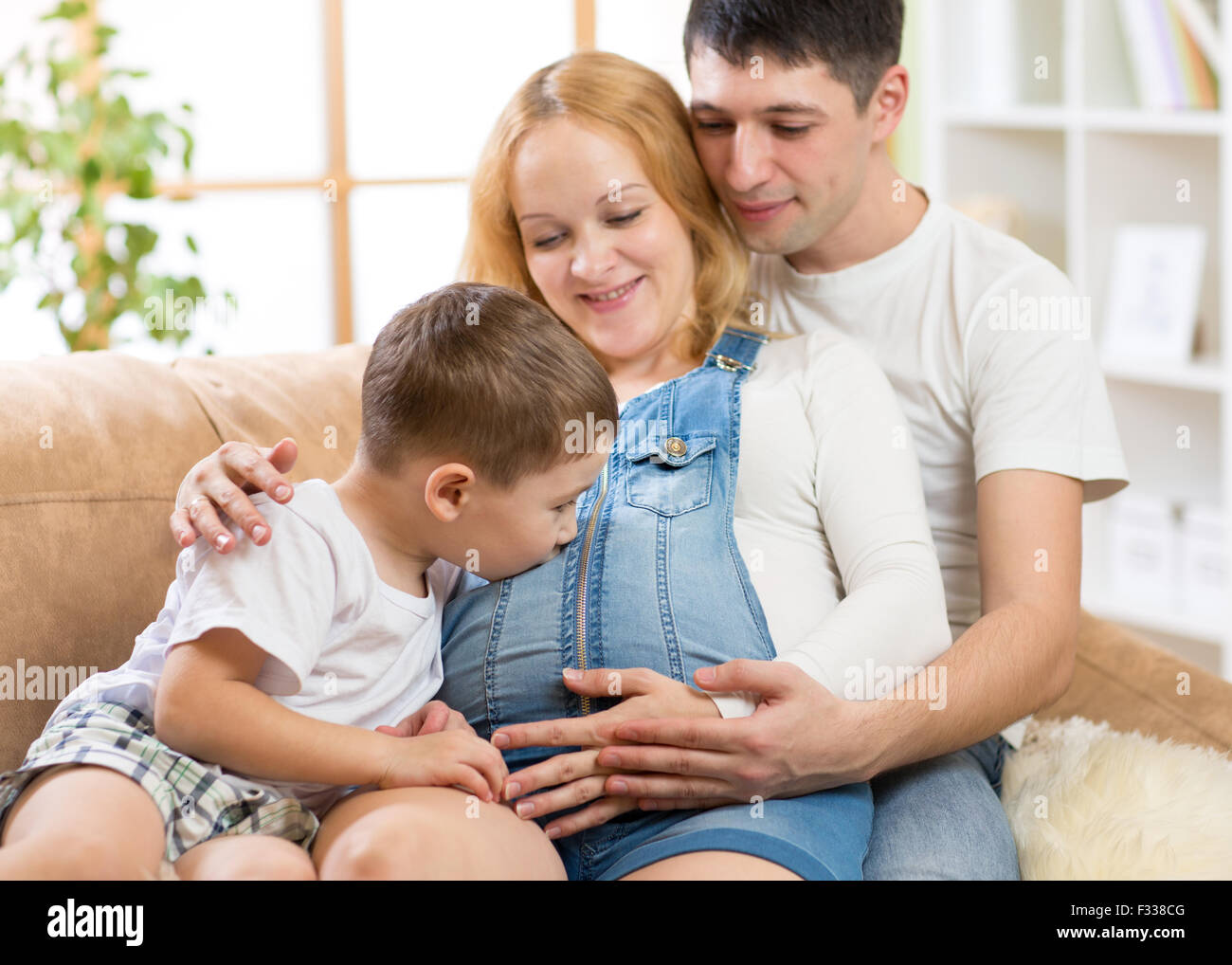 Bebe En Attente De Famille Enfant Boy Kissing Son Frere A Naitre Dans Le Ventre De Femme Enceinte Photo Stock Alamy