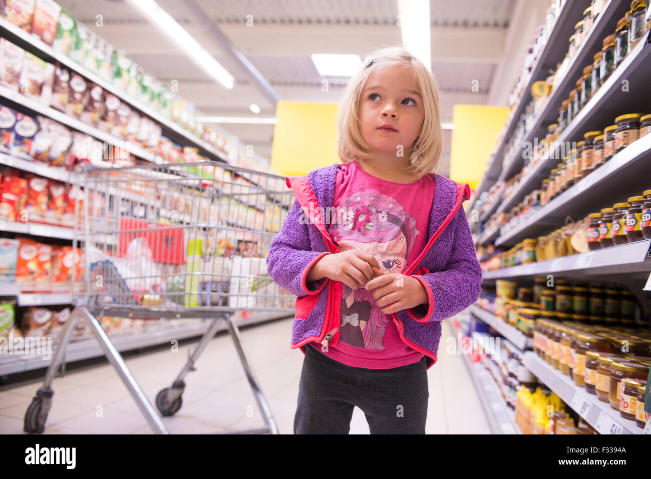 Femme et enfant magasiner dans un supermarché Grande-Bretagne famille  shopper faire des achats avec les enfants Photo Stock - Alamy