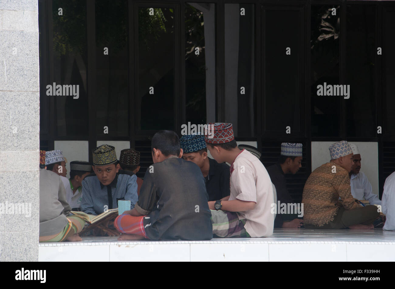 À Makassar, Indonésie. 29 mai, 2015. Enfants musulmans indonésiens se rassemblent pour lire Al Quran à Al-Markaz mosquée à Makassar, Indonésie : le mardi, 29 Septembre, 2015. Santiago Riezky Crédit : Yermia/Alamy Live News Banque D'Images