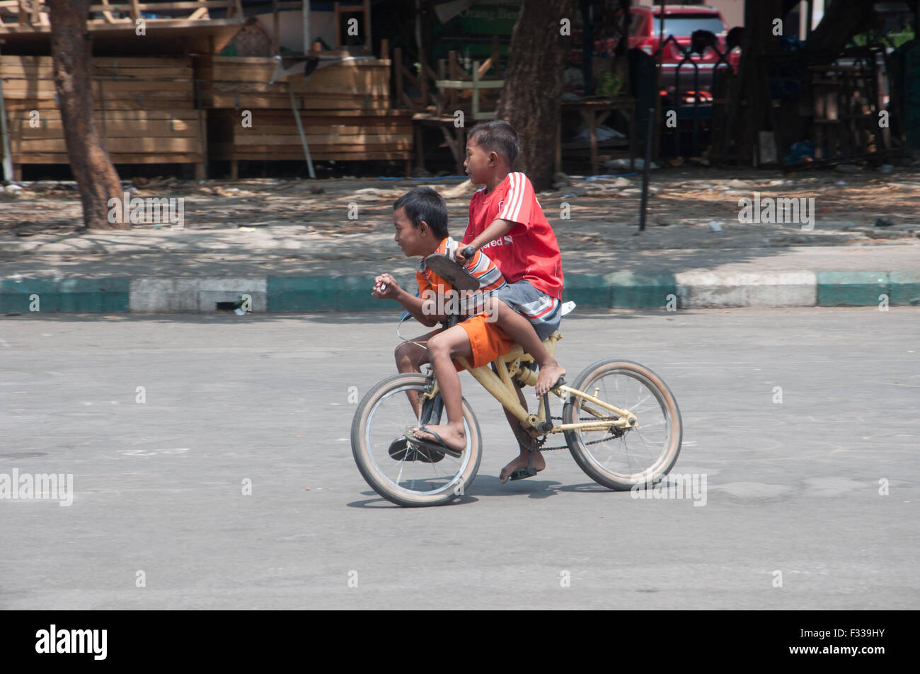 À Makassar, Indonésie. 29 mai, 2015. Kid ride vélo à Al-Markaz de cour de la mosquée à Makassar, Indonésie : le mardi, 29 Septembre, 2015. Santiago Riezky Crédit : Yermia/Alamy Live News Banque D'Images