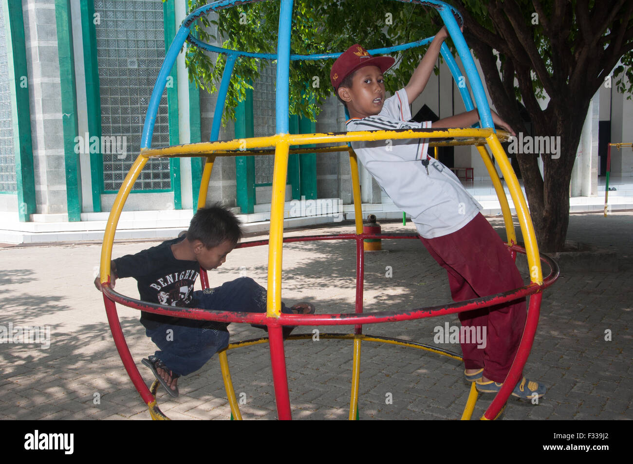 À Makassar, Indonésie. 29 mai, 2015. Les enfants jouent à Al-Markaz aire mosquée à Makassar, Indonésie : le mardi, 29 Septembre, 2015. Santiago Riezky Crédit : Yermia/Alamy Live News Banque D'Images