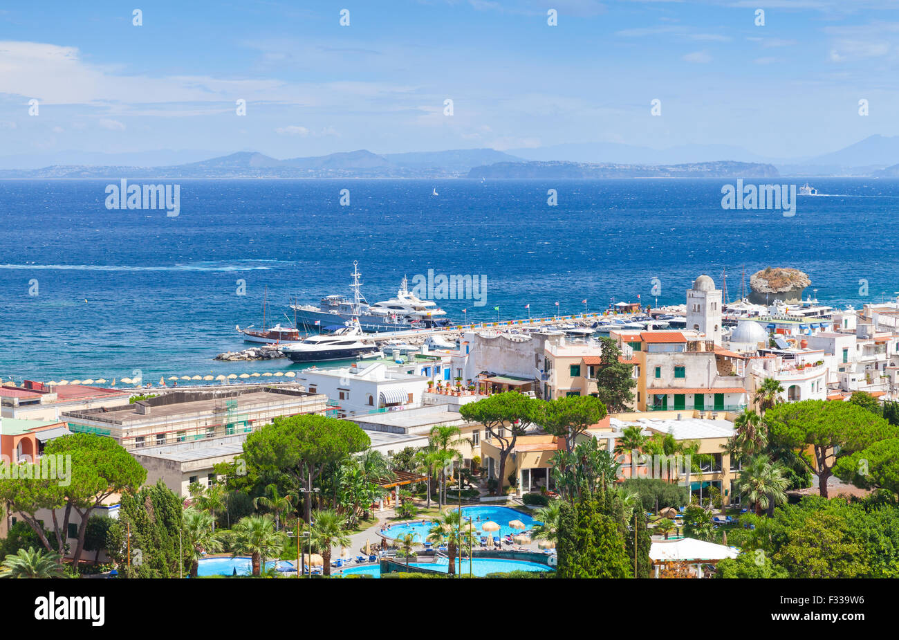 Lacco Ameno paysage côtier. L'île d'Ischia, Italie. La côte de la Mer Méditerranée Banque D'Images