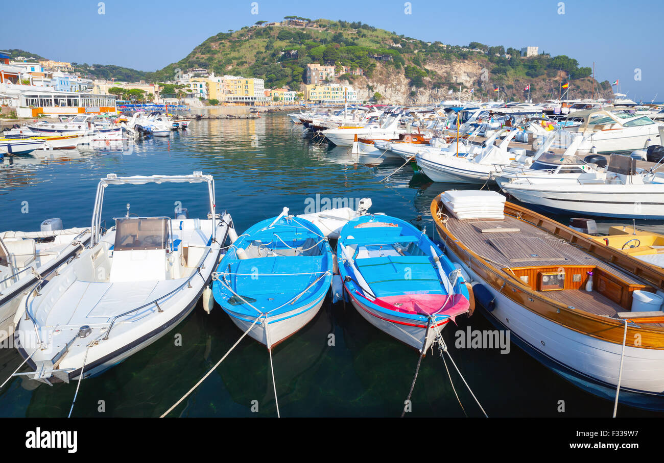 Les bateaux de plaisance et yachts amarrés à Lacco Ameno marina, l'île d'Ischia, Italie Banque D'Images