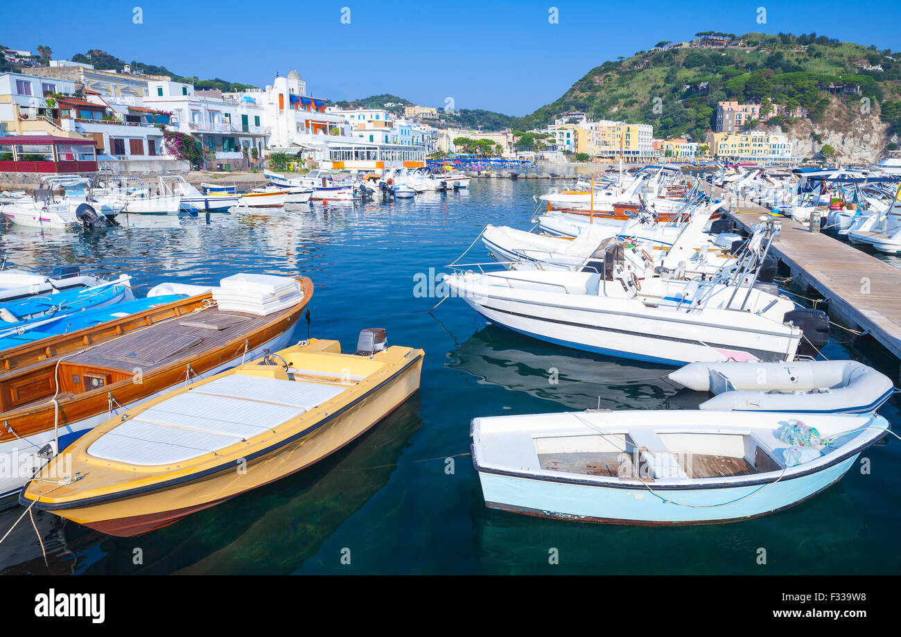 Bateaux et yachts amarrés dans le port de Lacco Ameno, l'île d'Ischia, Italie Banque D'Images