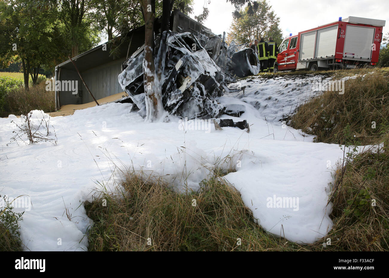 Stavenhagen, Allemagne. Sep 29, 2015. L'holocauste de l'épave d'un camion à la suite d'un grave accident entre une voiture et un camion sur la route 104 près de Stavenhagen, Allemagne, 29 septembre 2015. Un porte-parole de la police a déclaré que le conducteur de la voiture entra dans la voie venant en sens inverse et les deux véhicules ont pris feu immédiatement après la collision. Le 39-year-old truck driver a réussi à s'échapper mais l'autre conducteur est mort dans la voiture. PHOTO : BERND WUESTNECK/DPA/Alamy Live News Banque D'Images