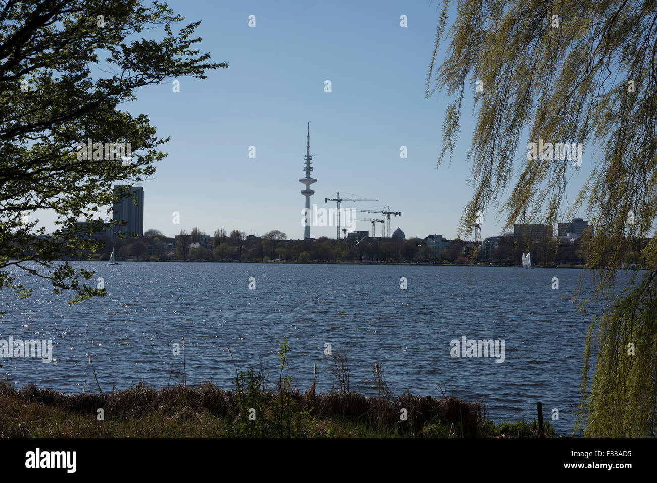 Vue sur le Aussen Alster, le grand lac à Hambourg, Allemagne. Banque D'Images