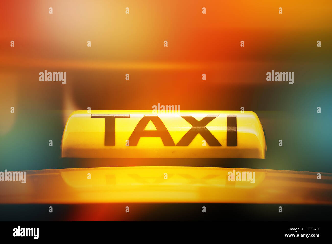 Taxi jaune sur le toit de voiture, l'Éclairage Bokeh, Selective Focus Banque D'Images
