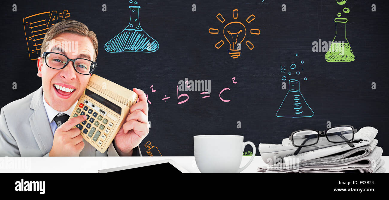 Image composite de geeky smiling businessman showing calculator Banque D'Images