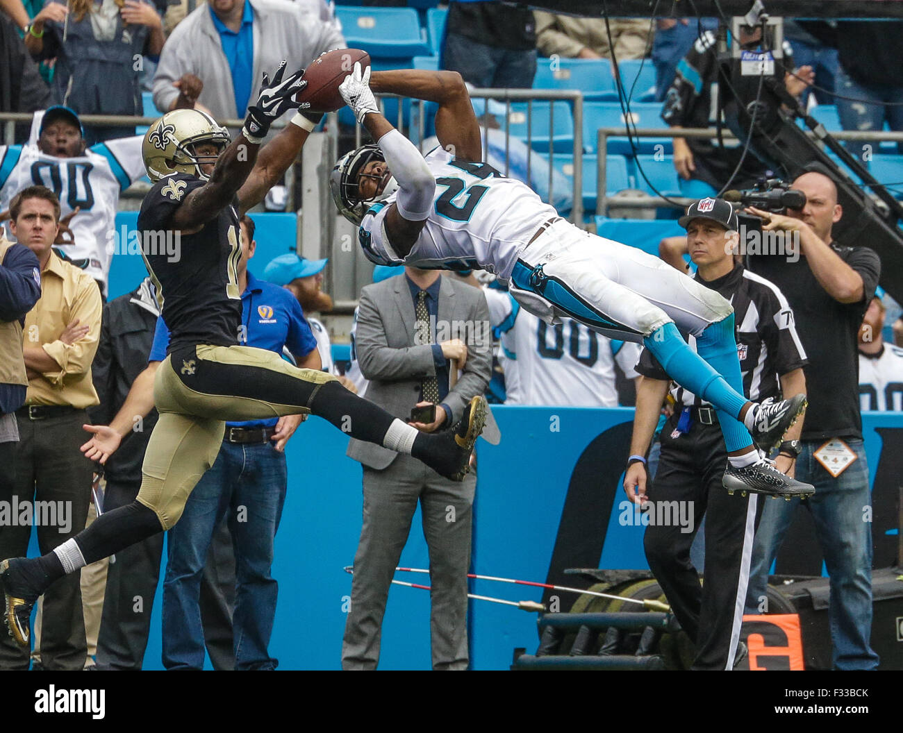 27 septembre 2015, Charlotte, NC, Carolina Panthers Josh évoluait Norman # 24 intercepte une passe dans la zone destinée aux New Orleans Saints wide receiver Brandin cuisiniers # 10 à la fin du quatrième trimestre le 27 septembre 2015, au stade Bank of America à Charlotte, NC. Les Panthère défait les Saints 27-22.Margaret Bowles/CSM Banque D'Images