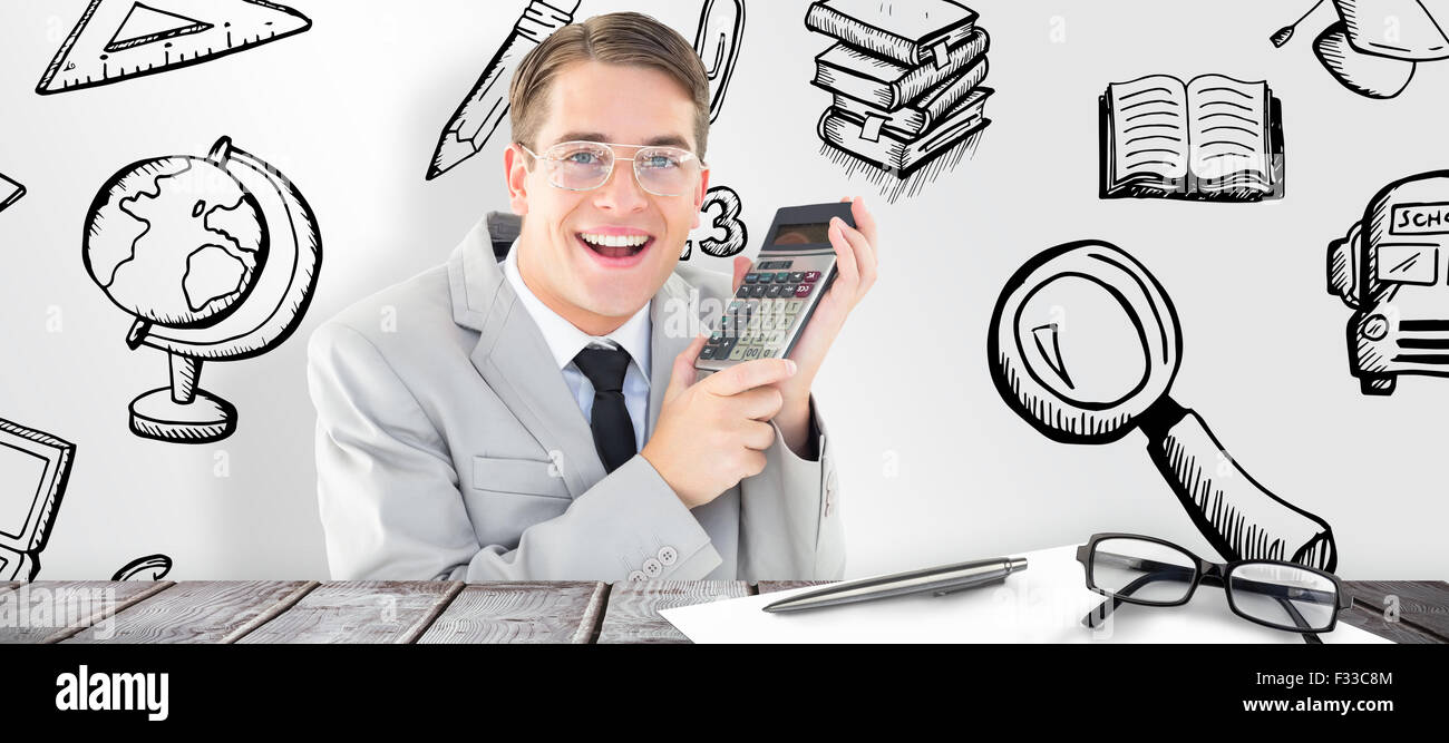 Image composite de geeky smiling businessman holding calculator Banque D'Images
