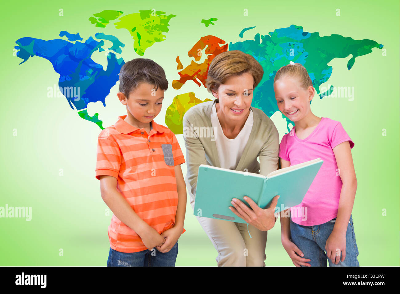 Image composite du livre de lecture de l'enseignant avec des élèves à bibliothèque Banque D'Images