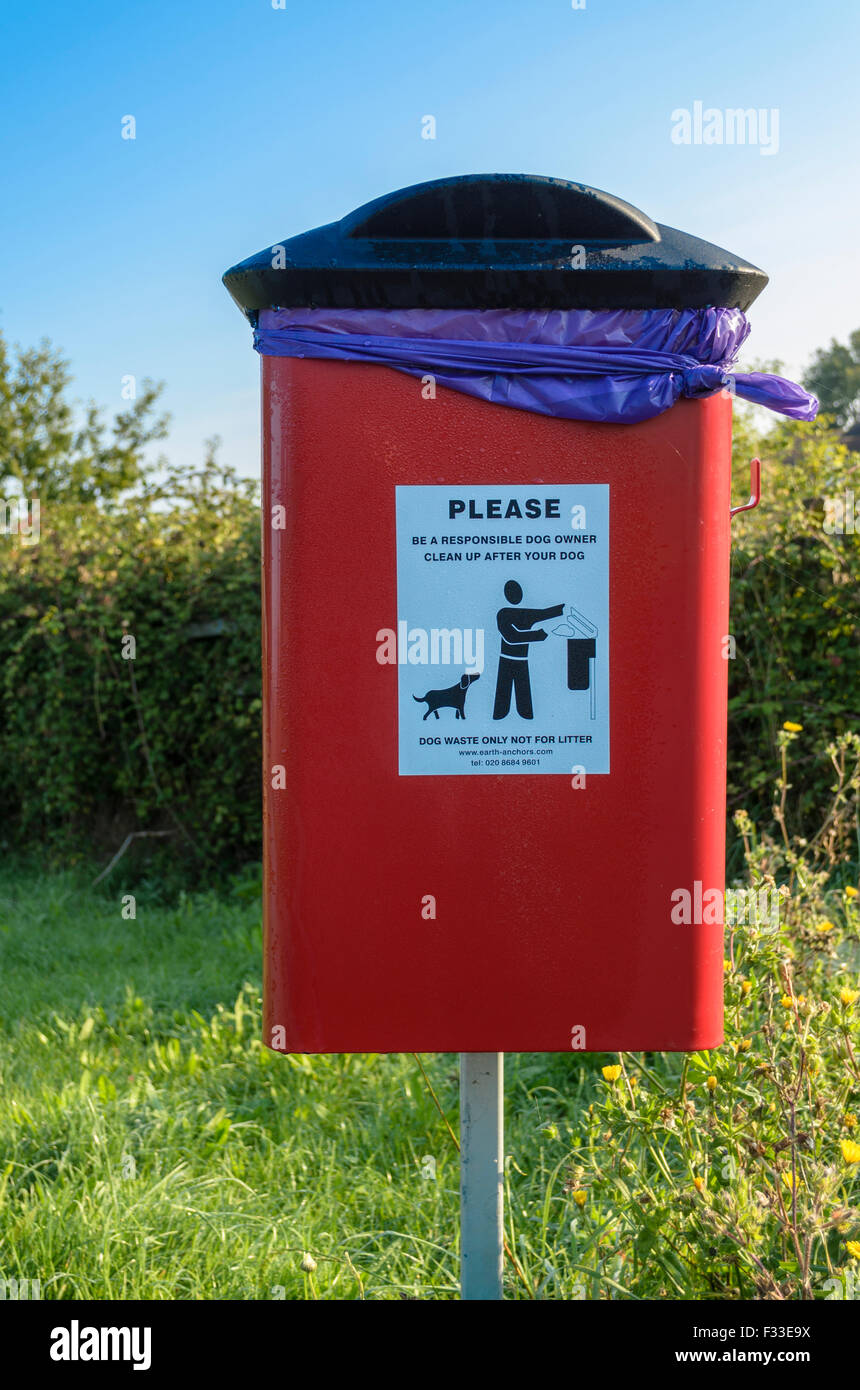 Un chien poubelle placée pour encourager les propriétaires de chiens à nettoyer après leur animal tout en dehors Banque D'Images