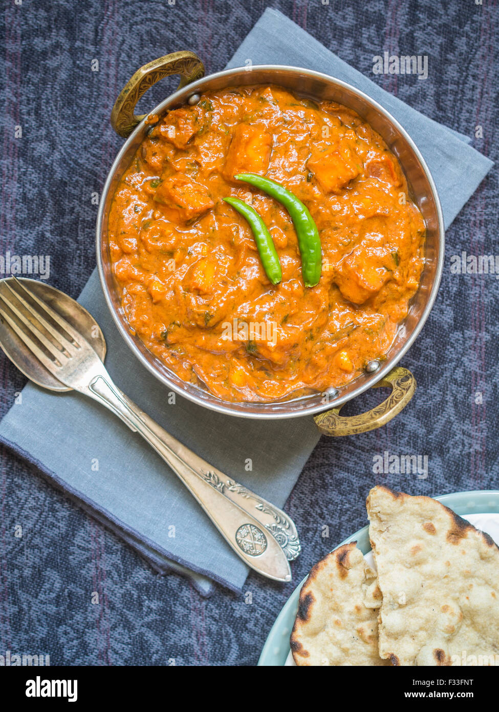 Paneer tikka masala (cuisine indienne) dans un bol en cuivre traditionnel, servi avec le roti tandoori. Vue de dessus. Banque D'Images