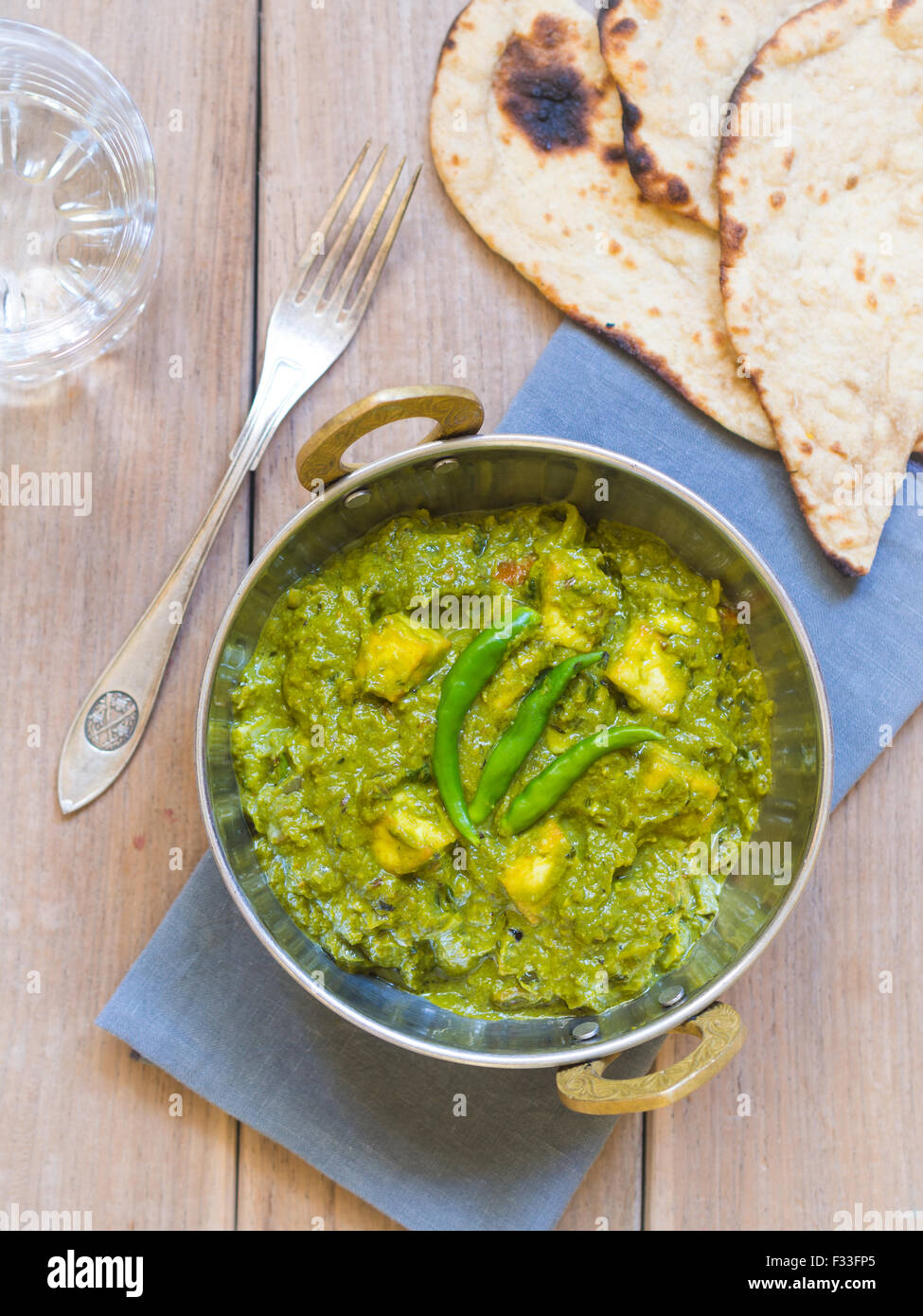 La cuisine indienne : Panir aux épinards dans un bol en cuivre. Banque D'Images