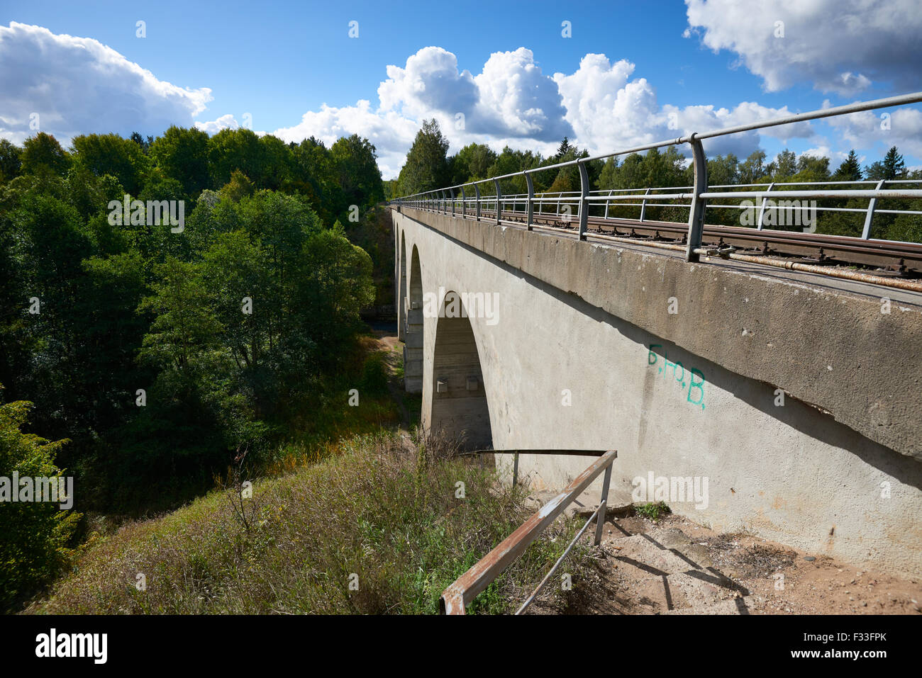 Vieux pont de chemin de fer allemand en Tokarevka village. Région de Kaliningrad Banque D'Images