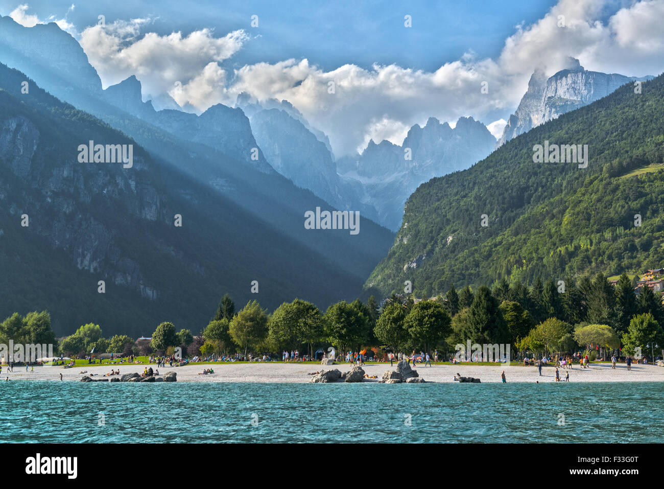 Paysage sur le Lac de Molveno, dans le groupe de Brenta Dolomites, Trentino - Italie Banque D'Images