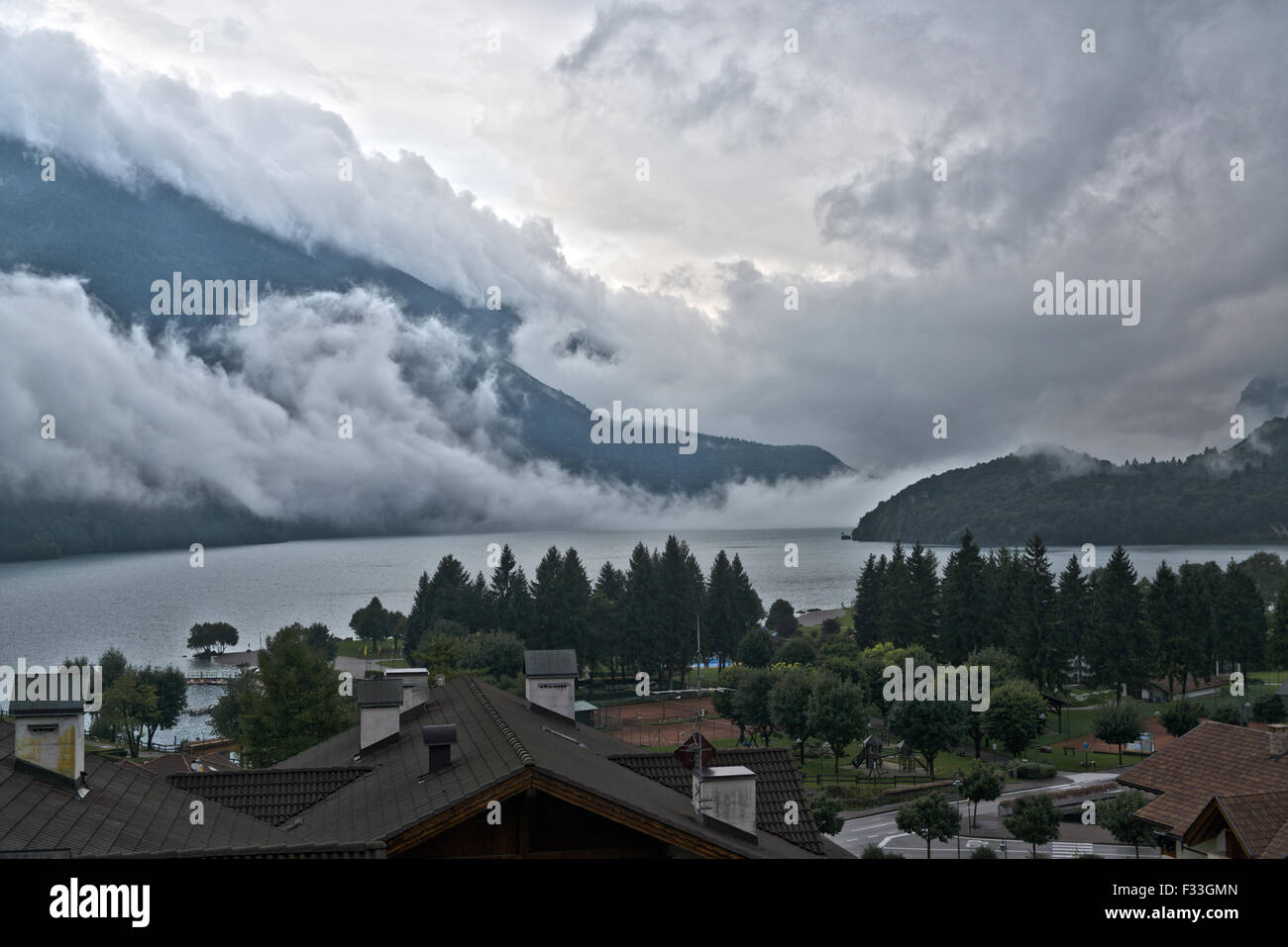 Matin nuageux sur le Lac de Molveno dans la saison d'été, Trentino Dolomites, Italie - Banque D'Images