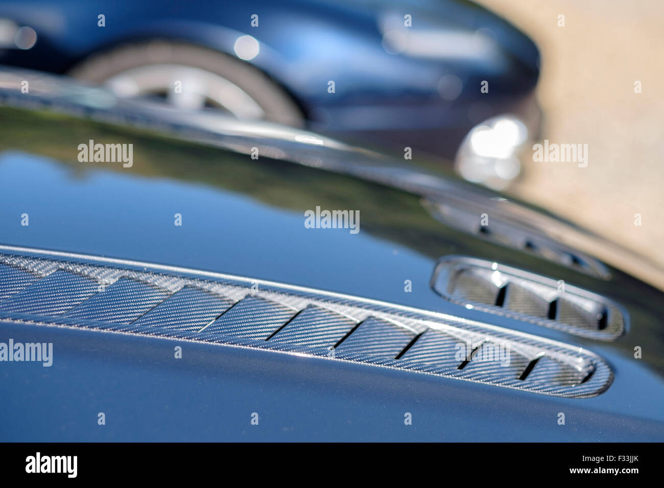 Grilles de capot en fibre de carbone sur une voiture à moteur Aston Martin. Banque D'Images