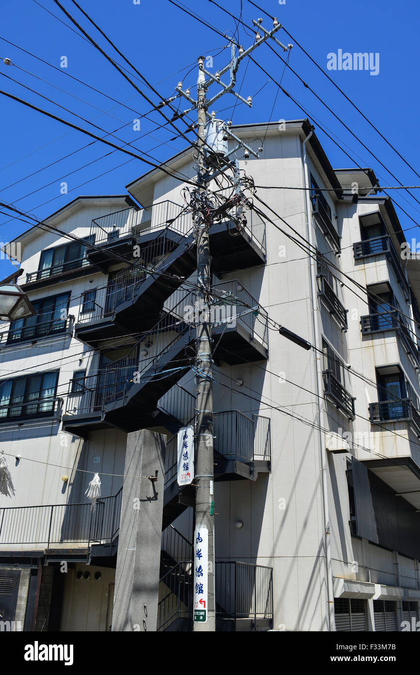 Immeuble d'appartements et des lignes électriques. Fujikawaguchiko, au Japon. Banque D'Images