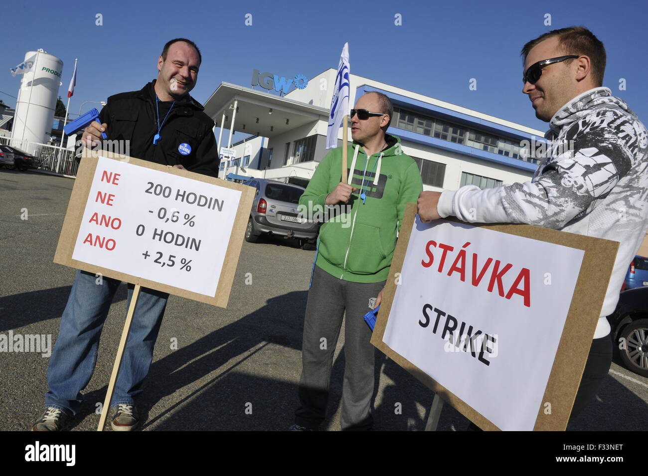 Brno, République tchèque. Sep 29, 2015. Environ 150 employés de l'IG Watteeuw CR (République Tchèque) - production de boîtes à partir de Brno, d'unité de groupe belge protester contre le week-end, et l'appui montée du salaire à Brno, République tchèque, le 29 septembre 2015. © Vaclav Salek/CTK Photo/Alamy Live News Banque D'Images