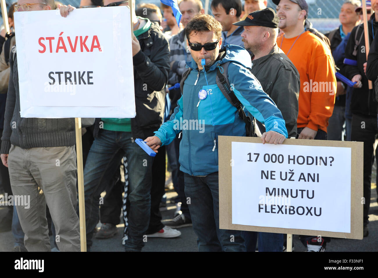 Brno, République tchèque. Sep 29, 2015. Environ 150 employés de l'IG Watteeuw CR (République Tchèque) - production de boîtes à partir de Brno, d'unité de groupe belge protester contre le week-end, et l'appui montée du salaire à Brno, République tchèque, le 29 septembre 2015. © Vaclav Salek/CTK Photo/Alamy Live News Banque D'Images