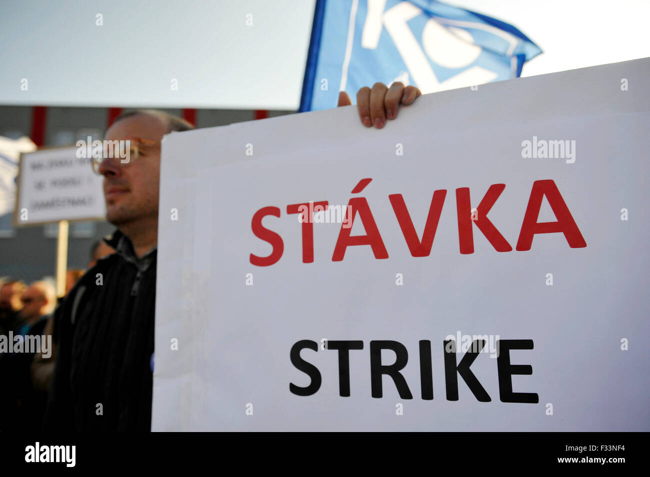 Brno, République tchèque. Sep 29, 2015. Environ 150 employés de l'IG Watteeuw CR (République Tchèque) - production de boîtes à partir de Brno, d'unité de groupe belge protester contre le week-end, et l'appui montée du salaire à Brno, République tchèque, le 29 septembre 2015. © Vaclav Salek/CTK Photo/Alamy Live News Banque D'Images